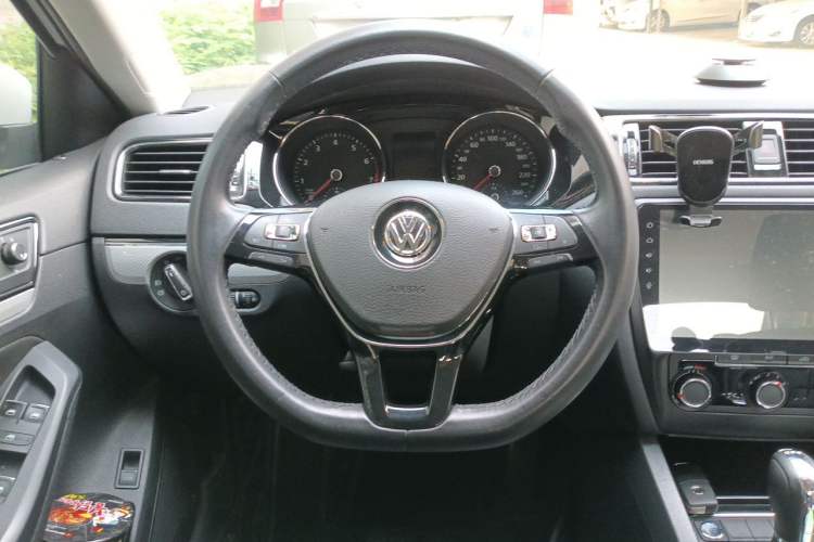 Used Volkswagen Sagitar 2015 230TSI Automatic Comfort Version Steering Wheel