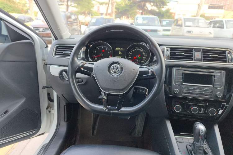 Used Volkswagen Sagitar 2015 230TSI Automatic Comfort Version Steering Wheel