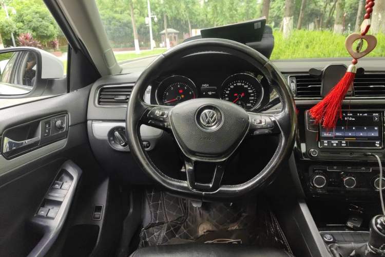 Used Volkswagen Sagitar 2015 230TSI Manual Comfort Version Steering Wheel