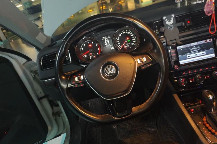 Used Volkswagen Sagitar 2015 230TSI Automatic Luxury Model Steering Wheel