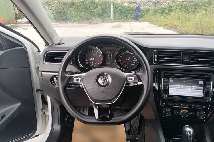 Used Volkswagen Sagitar 2015 230TSI Automatic Luxury Model Steering Wheel