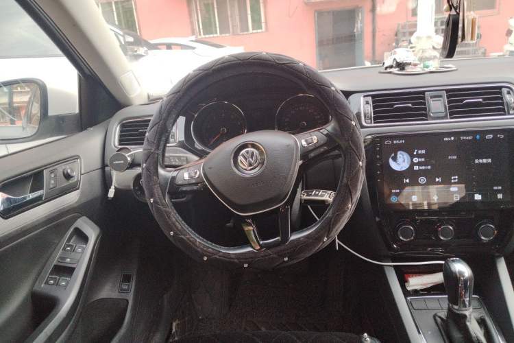 Used Volkswagen Sagitar 2015 230TSI Automatic Comfort Version Steering Wheel