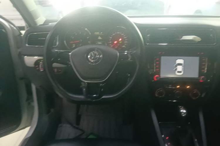 Used Volkswagen Sagitar 2015 230TSI Automatic Comfort Version Steering Wheel