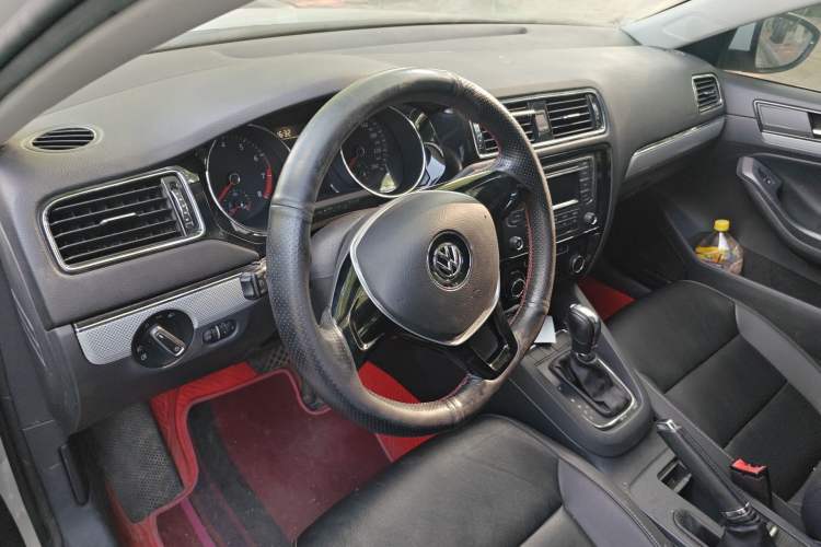 Used Volkswagen Sagitar 2015 230TSI Automatic Comfort Version Steering Wheel