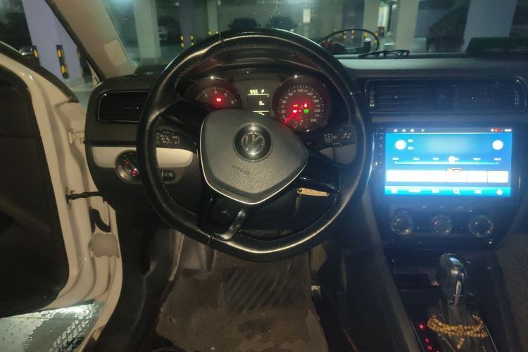 Used Volkswagen Sagitar 2015 230TSI Automatic Comfort Version Steering Wheel