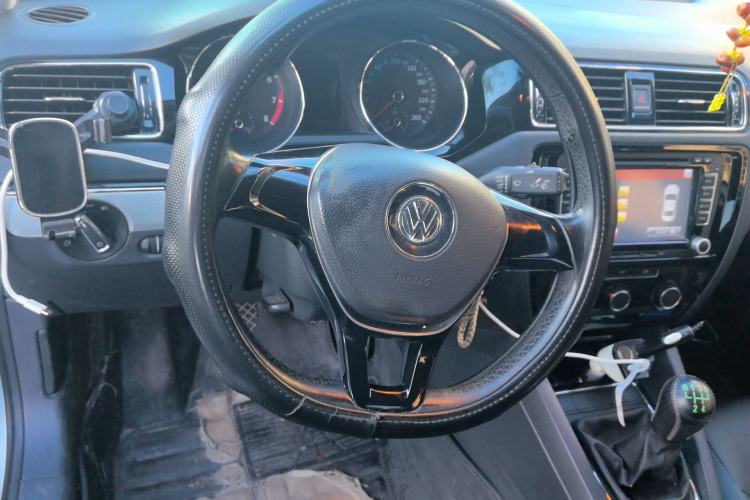 Used Volkswagen Sagitar 2015 230TSI Manual Comfort Version Steering Wheel
