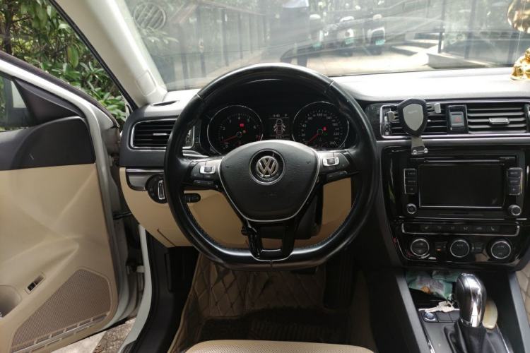 Used Volkswagen Sagitar 2015 230TSI Automatic Luxury Model Steering Wheel