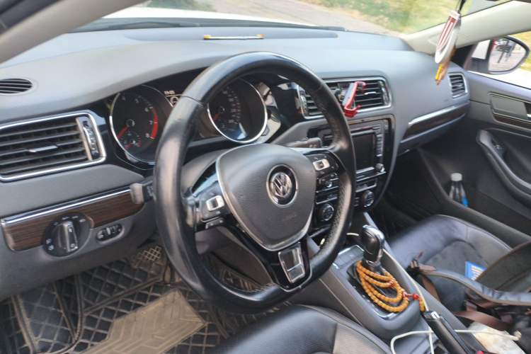 Used Volkswagen Sagitar 2015 230TSI Automatic Luxury Model Steering Wheel
