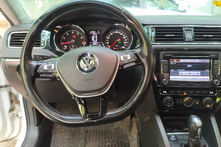 Used Volkswagen Sagitar 2015 230TSI Automatic Luxury Model Steering Wheel