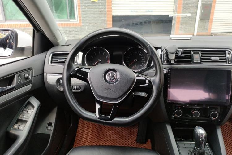 Used Volkswagen Sagitar 2015 230TSI Automatic Comfort Version Steering Wheel