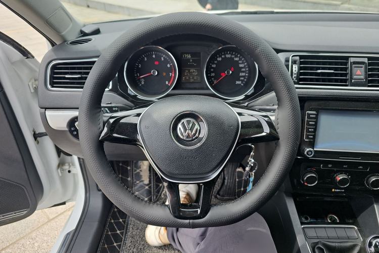 Used Volkswagen Sagitar 2015 1.6L Manual Comfort Model Steering Wheel