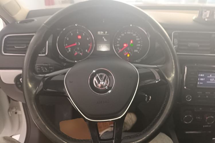 Used Volkswagen Sagitar 2015 230TSI Automatic Comfort Version Steering Wheel