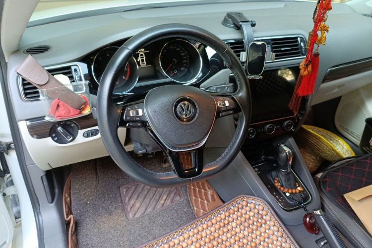 Used Volkswagen Sagitar 2015 230TSI Automatic Luxury Model Steering Wheel