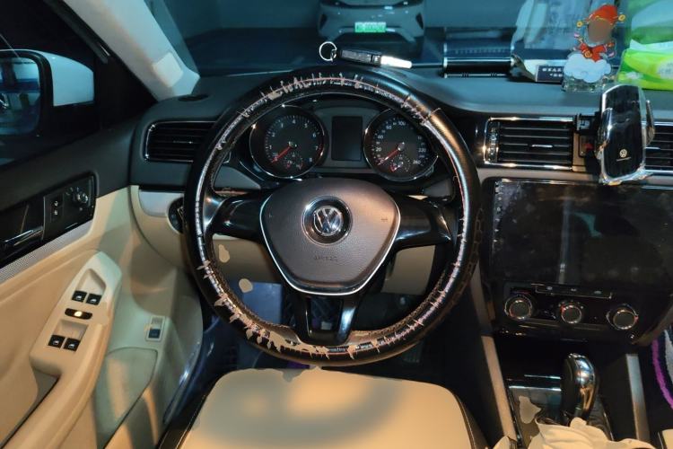 Used Volkswagen Sagitar 2015 230TSI Automatic Comfort Version Steering Wheel