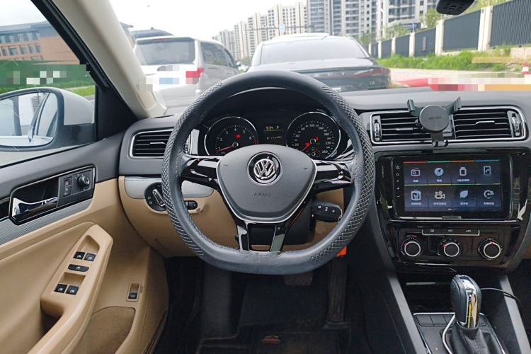 Used Volkswagen Sagitar 2015 230TSI Automatic Comfort Version Steering Wheel