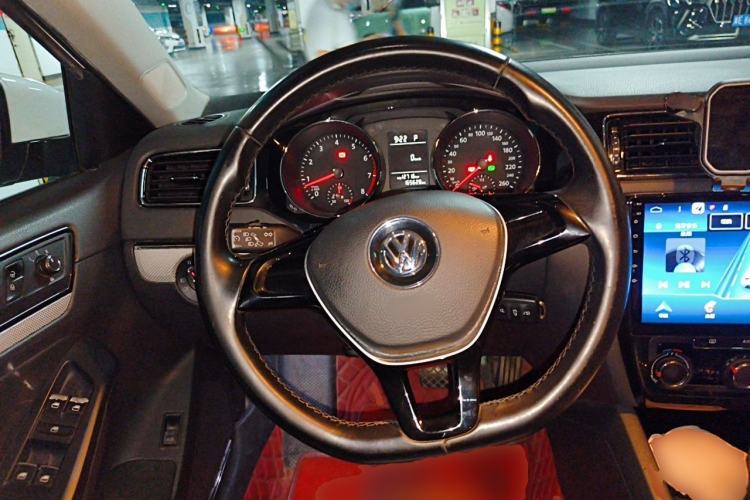 Used Volkswagen Sagitar 2015 230TSI Automatic Comfort Version Steering Wheel