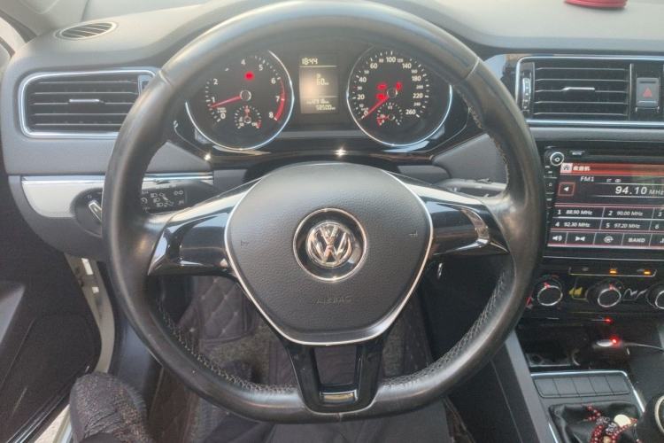 Used Volkswagen Sagitar 2015 230TSI Manual Comfort Version Steering Wheel
