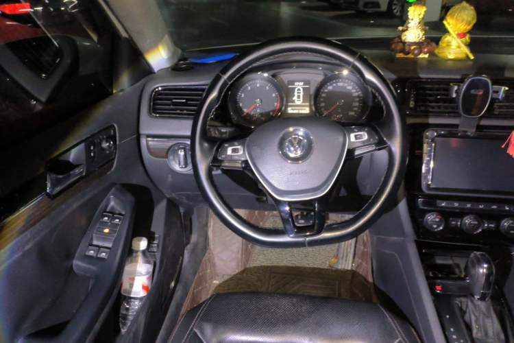 Used Volkswagen Sagitar 2015 230TSI Automatic Luxury Model Steering Wheel