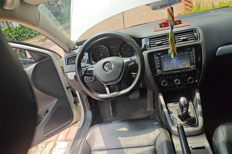 Used Volkswagen Sagitar 2015 230TSI Automatic Comfort Version Steering Wheel