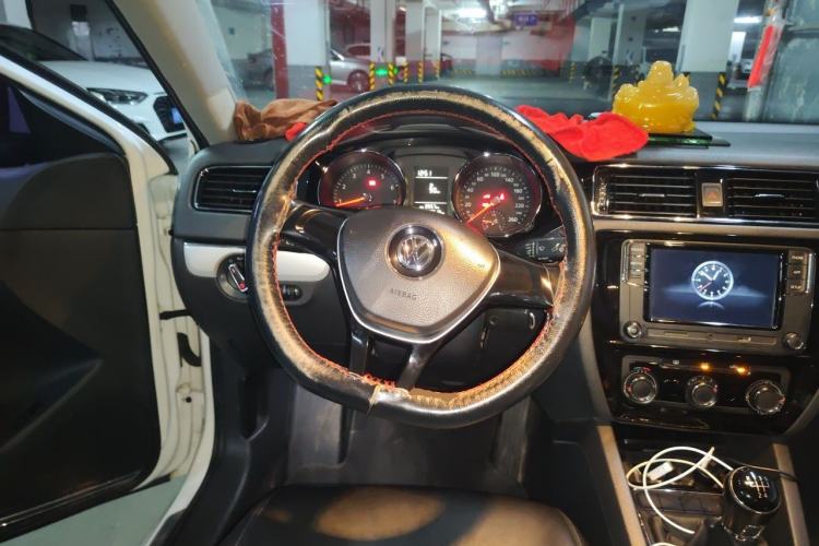 Used Volkswagen Sagitar 2015 230TSI Manual Comfort Version Steering Wheel
