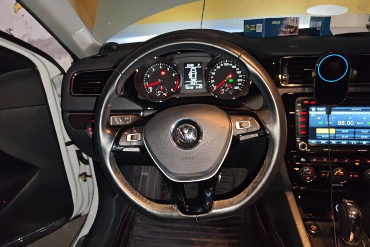 Used Volkswagen Sagitar 2015 230TSI Automatic Luxury Model Steering Wheel