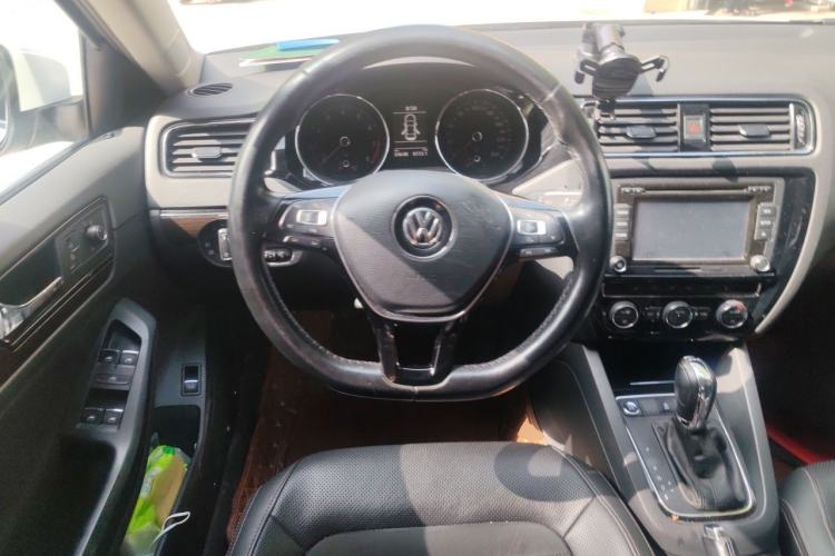 Used Volkswagen Sagitar 2015 280TSI Automatic Flagship Model Steering Wheel