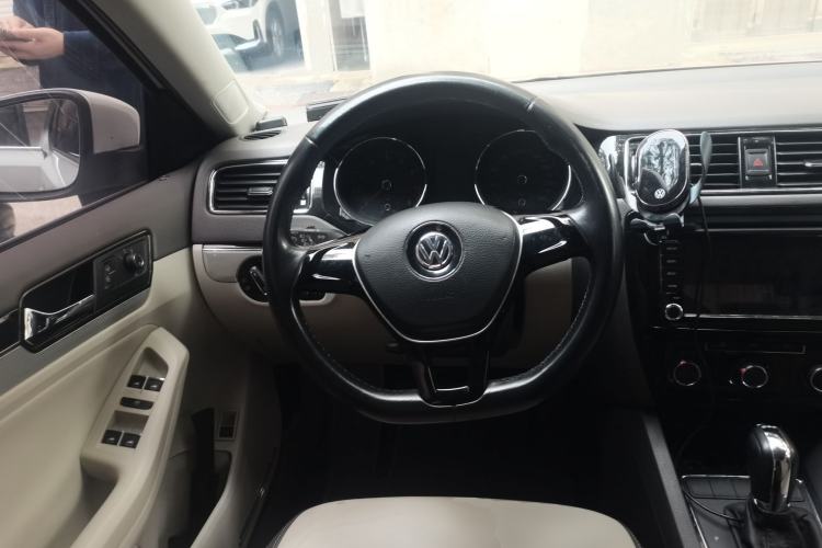 Used Volkswagen Sagitar 2015 230TSI Automatic Luxury Model Steering Wheel