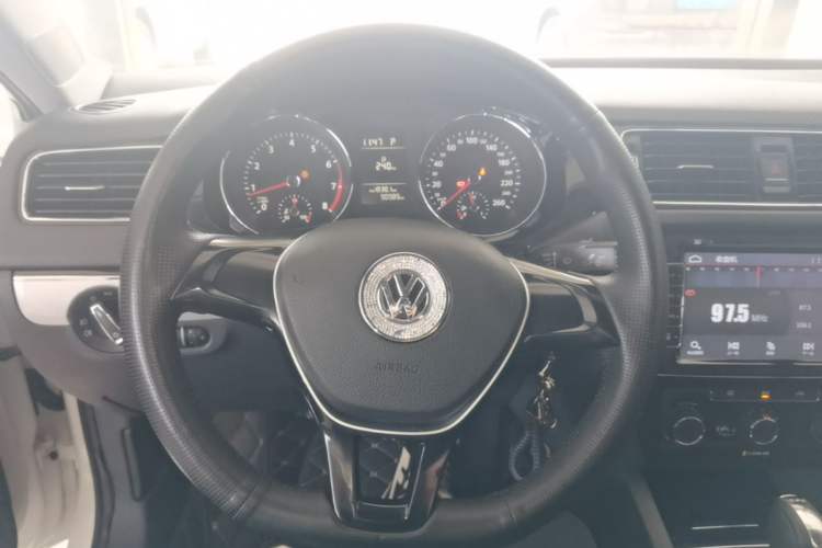 Used Volkswagen Sagitar 2015 230TSI Automatic Comfort Version Steering Wheel