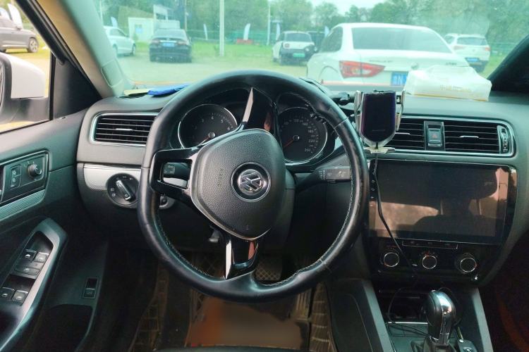 Used Volkswagen Sagitar 2015 1.6L Automatic Comfort Model Steering Wheel