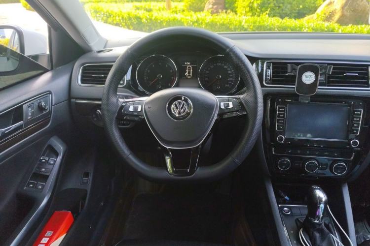 Used Volkswagen Sagitar 2015 230TSI Automatic Luxury Model Steering Wheel