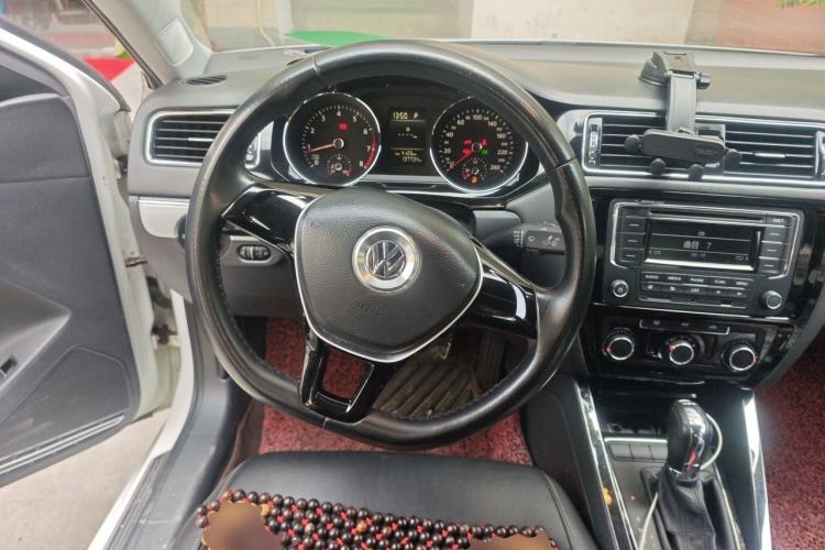 Used Volkswagen Sagitar 2015 230TSI Automatic Comfort Version Steering Wheel