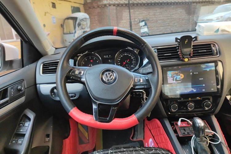Used Volkswagen Sagitar 2015 230TSI Automatic Comfort Version Steering Wheel