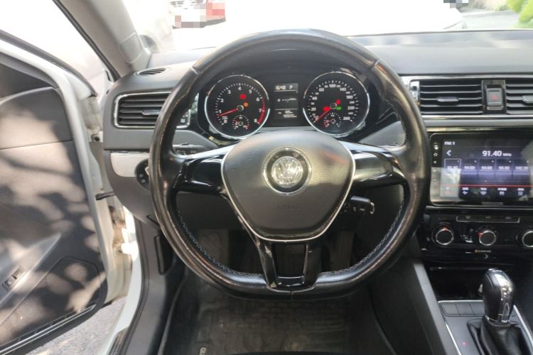 Used Volkswagen Sagitar 2015 230TSI Automatic Comfort Version Steering Wheel