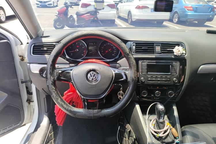Used Volkswagen Sagitar 2015 1.6L Automatic Comfort Model Steering Wheel