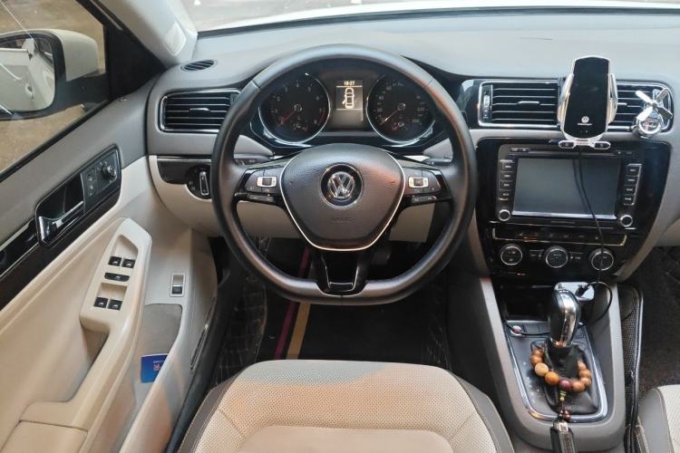 Used Volkswagen Sagitar 2015 230TSI Automatic Luxury Model Steering Wheel