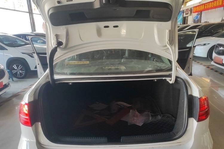 Used Volkswagen Sagitar 2015 1.6L Manual Comfort Model Trunk