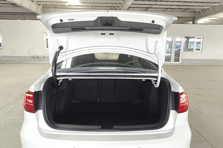 Used Volkswagen Sagitar 2015 1.6L Automatic Comfort Model Trunk