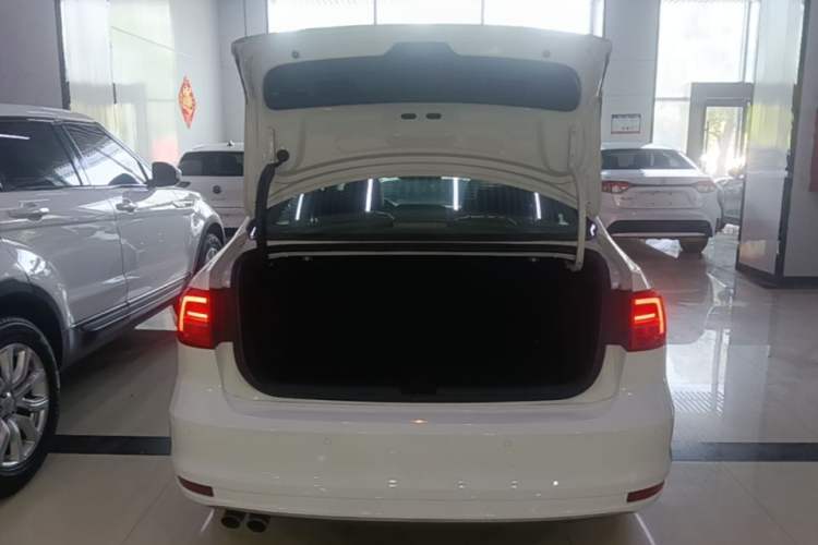 Used Volkswagen Sagitar 2015 230TSI Automatic Comfort Version Trunk