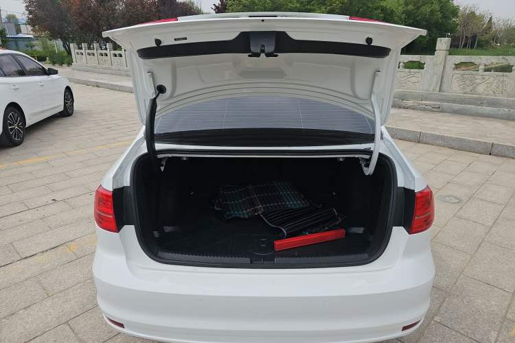 Used Volkswagen Sagitar 2015 1.6L Manual Comfort Model Trunk