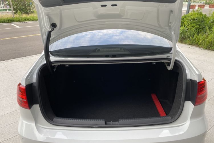 Used Volkswagen Sagitar 2015 1.6L Manual Comfort Model Trunk
