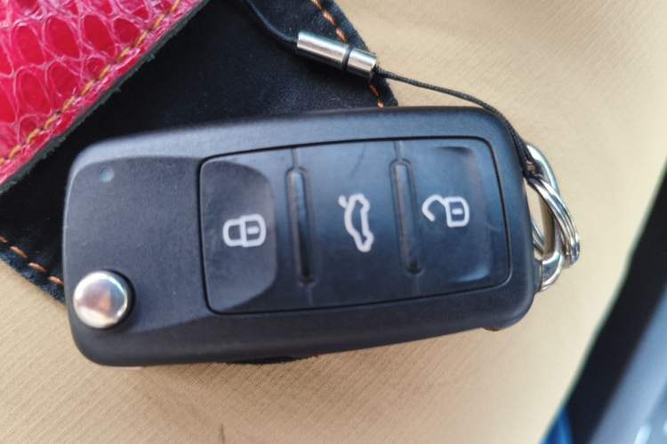 Used Volkswagen Sagitar 2015 230TSI Automatic Luxury Model Vehicle Key