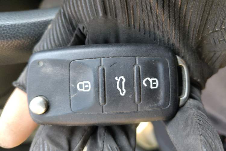 Used Volkswagen Sagitar 2015 1.6L Manual Fashion Edition Vehicle Key