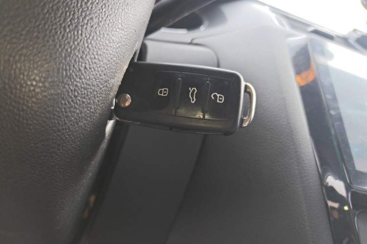 Used Volkswagen Sagitar 2015 1.6L Automatic Fashion Model Vehicle Key