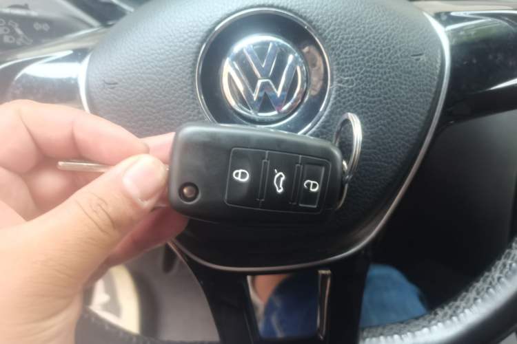 Used Volkswagen Sagitar 2015 230TSI Automatic Luxury Model Vehicle Key