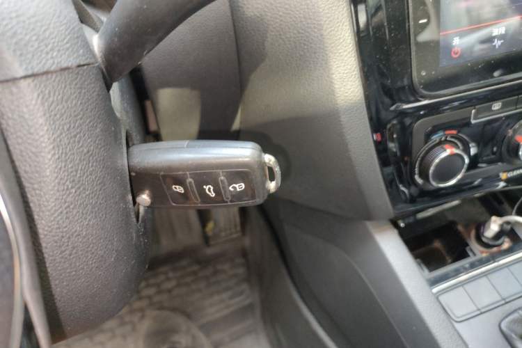 Used Volkswagen Sagitar 2015 230TSI Automatic Comfort Version Vehicle Key