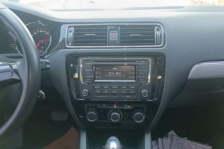 Used Volkswagen Sagitar 2015 230TSI Automatic Comfort Version Audio And AC Panel