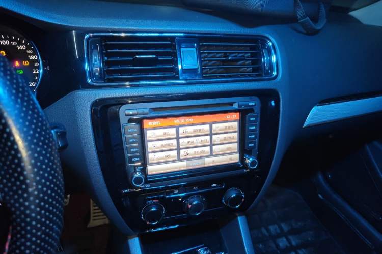 Used Volkswagen Sagitar 2015 230TSI Automatic Comfort Version Audio And AC Panel