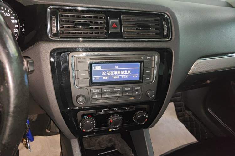 Used Volkswagen Sagitar 2015 230TSI Manual Comfort Version Audio And AC Panel