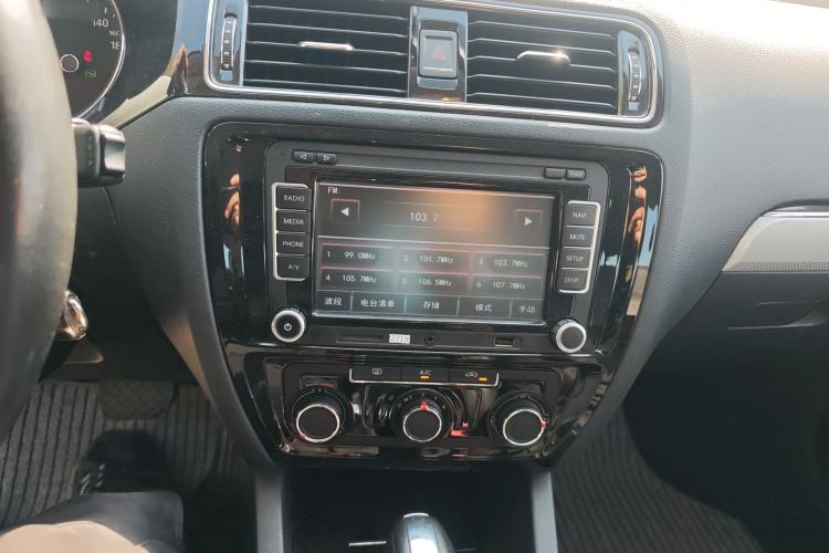 Used Volkswagen Sagitar 2015 1.6L Automatic Comfort Model Audio And AC Panel