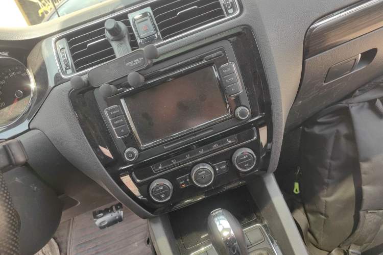 Used Volkswagen Sagitar 2015 230TSI Automatic Luxury Model Audio And AC Panel